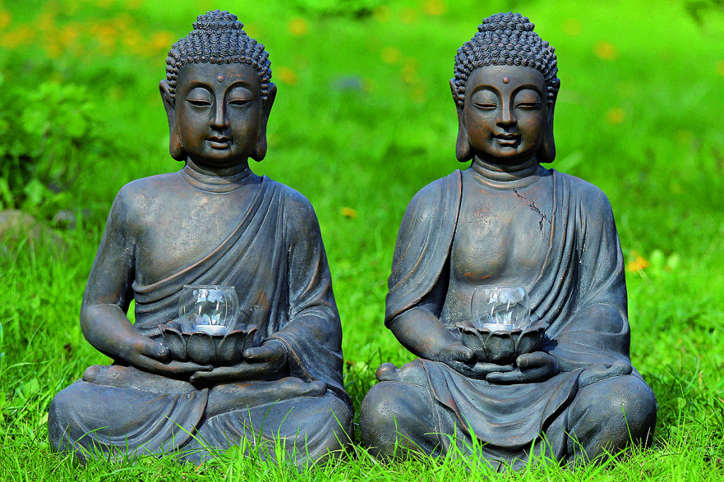 Buddha rechts mit Windlicht