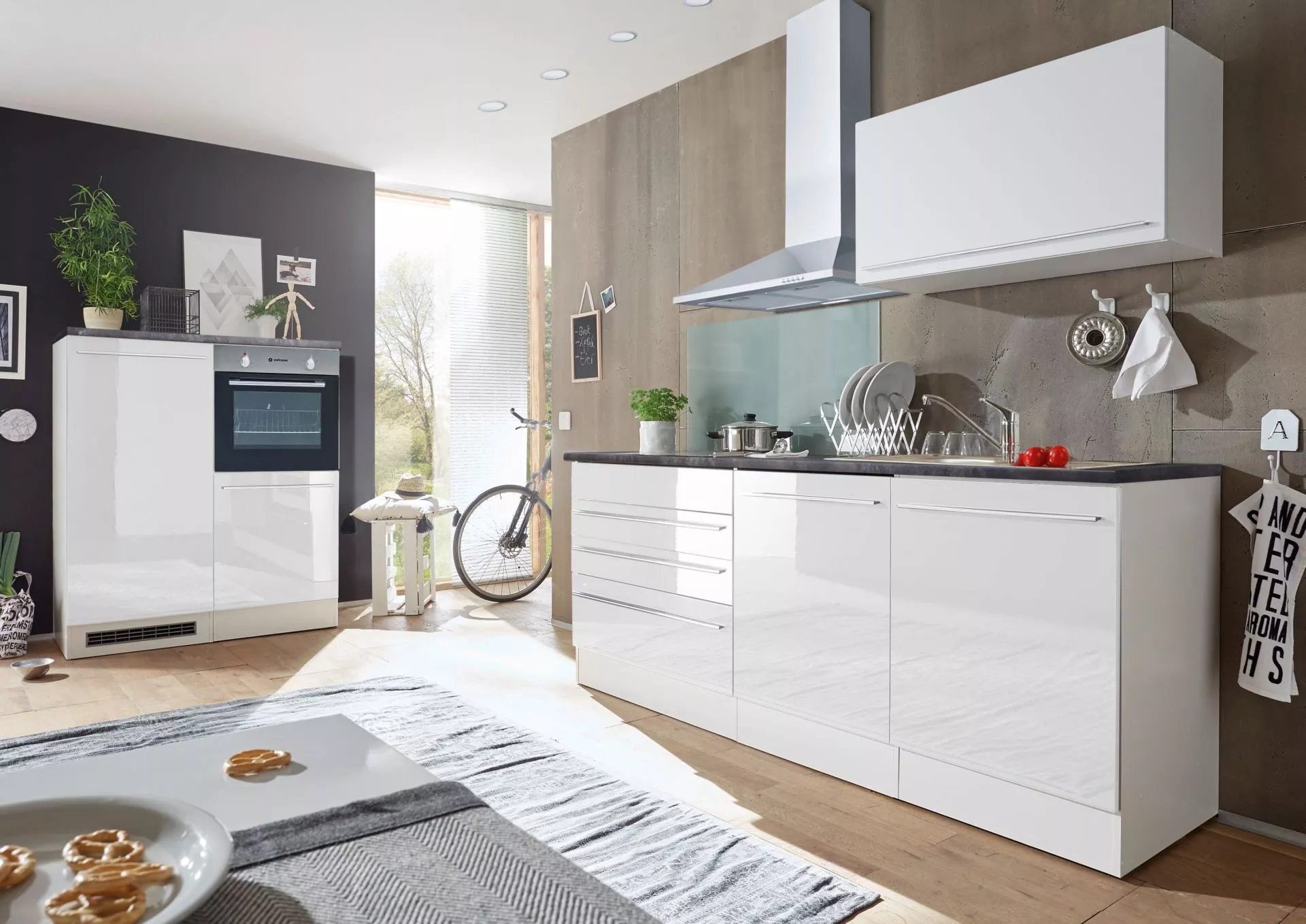 Eine küche mit tisch und stühlen und einem kühlschrank mit glastür